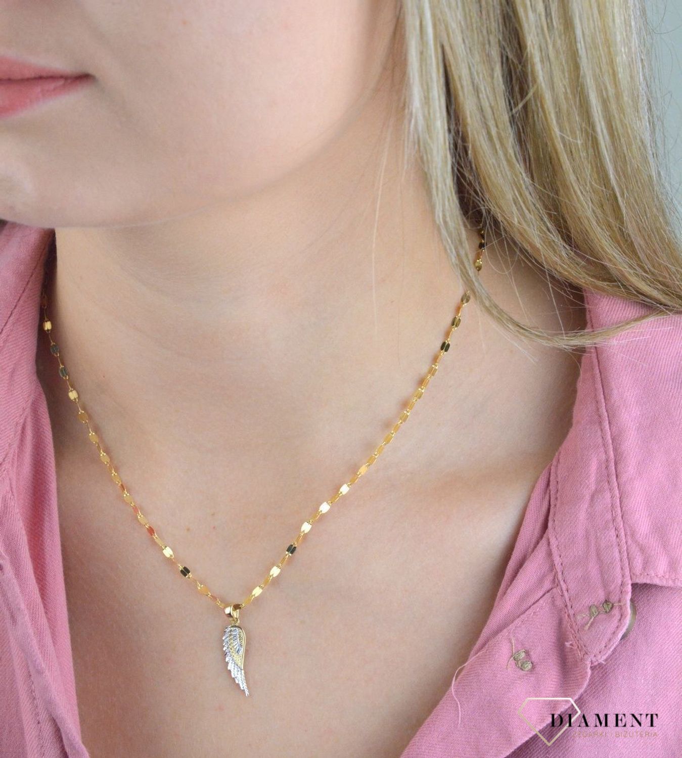 Złota zawieszka 333 skrzydło ozdobione białą cyrkonia ZA 3505C 333.Piękna złota zawieszka w formie skrzydełka wykonana ze złota próby 333. Złota zawieszka w kształcie skrzydełka ozdobiony cyrkonią. Zawieszka w kształcie skrzyd.jpg